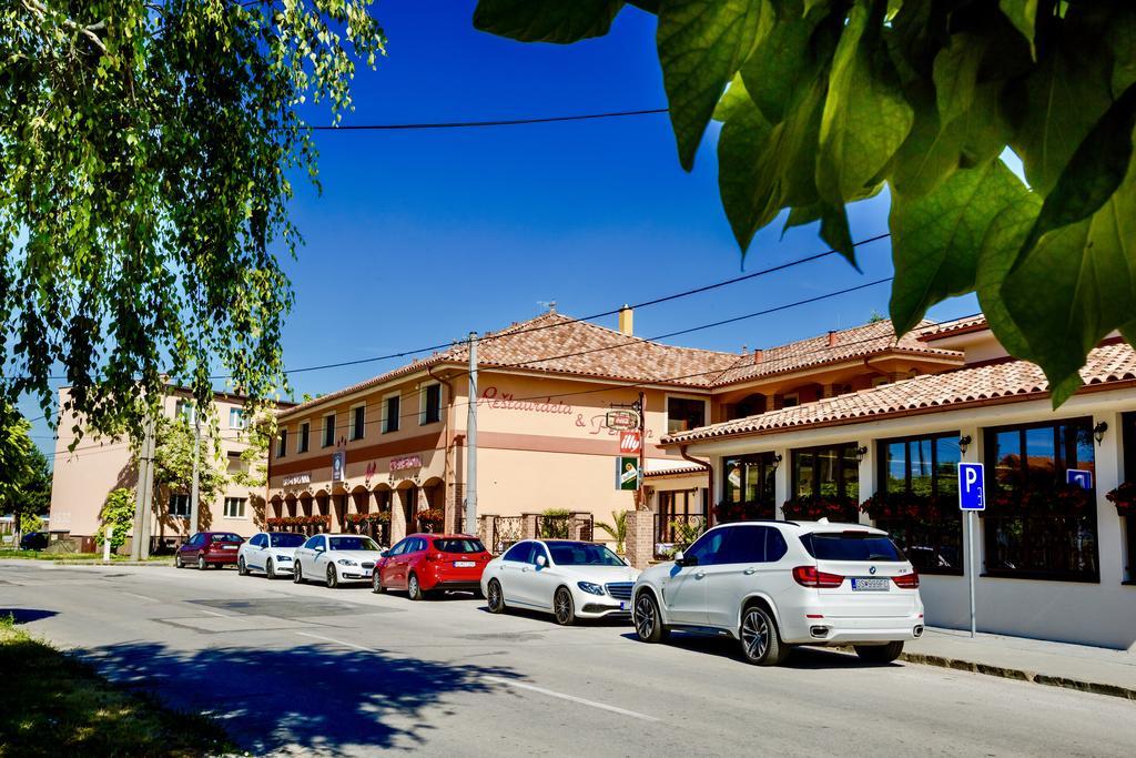 Corvin Pension&Restaurant Hotel Veľký Meder Bagian luar foto