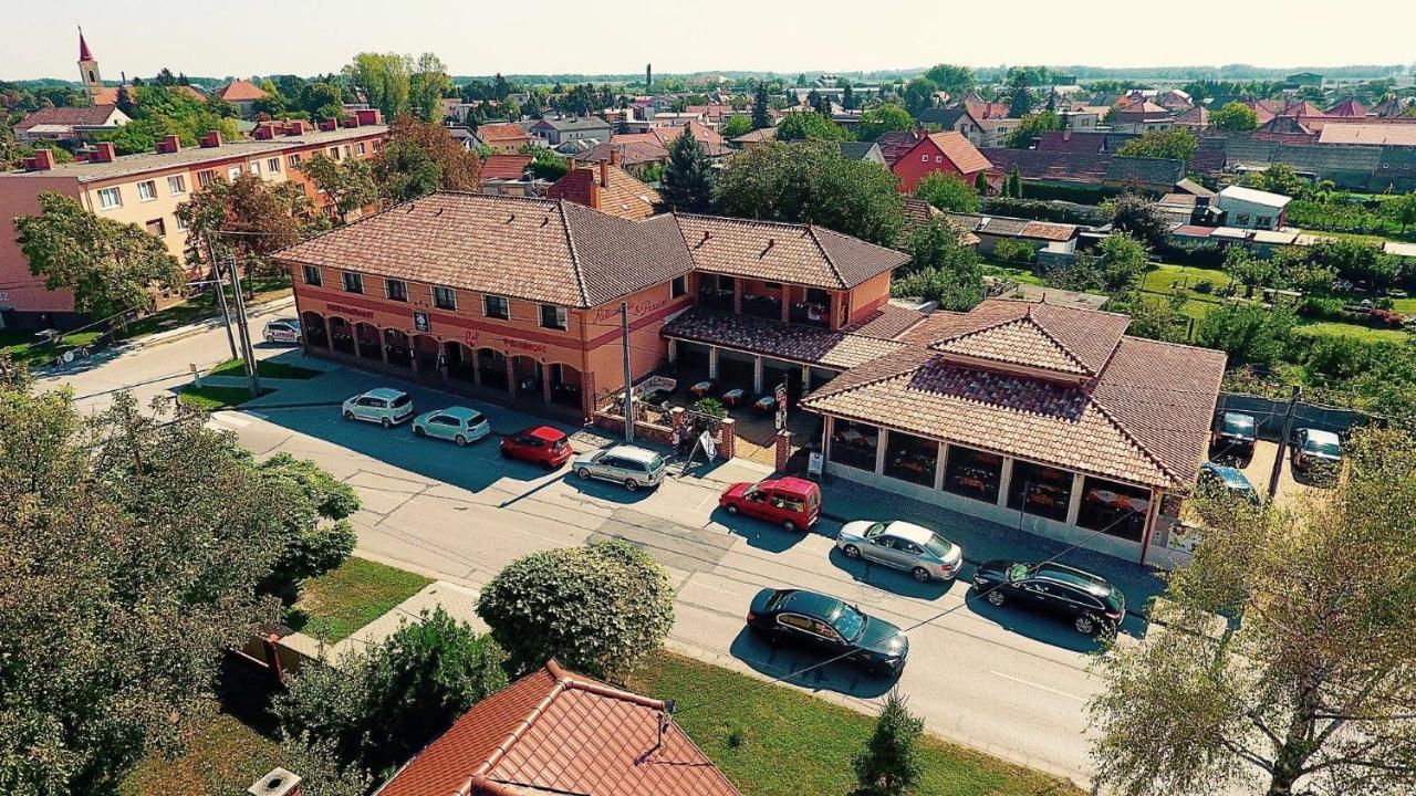 Corvin Pension&Restaurant Hotel Veľký Meder Bagian luar foto